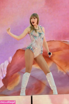 Taylor Swift [ taylor-swift ] - Honey, there is a new video on my channel where I talk about must