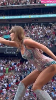 Taylor Swift [ taylor-swift ] - Sneak peek from my next post  Can you tell I ve been working out  My