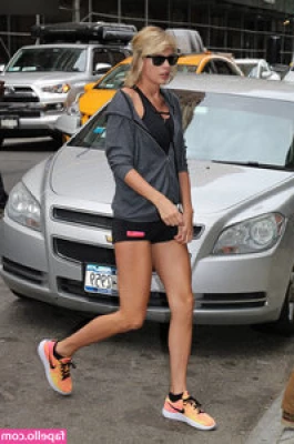 Taylor Swift [ taylor-swift ] - dick pics are currently solicited the next 24hrs hit em up