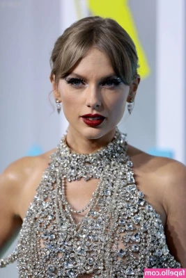 Taylor Swift [ taylor-swift ] - Anyone wanna suck on these