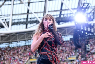 Taylor Swift [ taylor-swift ] - Showing off all of my blubber in my cute dress. the audio gets