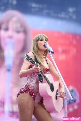 Taylor Swift [ taylor-swift ] - El domingo está frío  mejor ven y nos calentamos un poquito