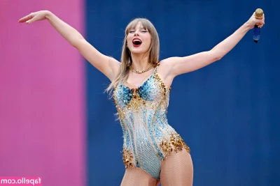 Taylor Swift [ taylor-swift ] - do you like this outfit? would you like it better on the floor? i