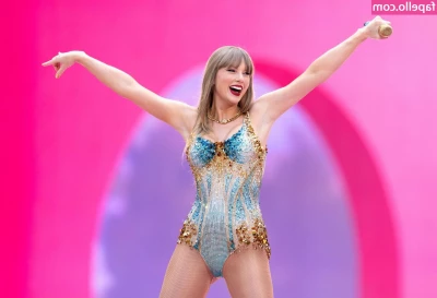 Taylor Swift [ taylor-swift ] - corner mirror