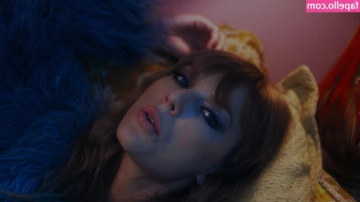 Taylor Swift [ taylor-swift ] - Always have to do the  no look  pose