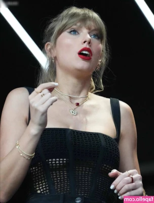 Taylor Swift [ taylor-swift ] - i want ur hands to come rip these off 😛