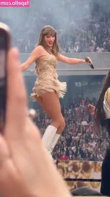 Taylor Swift [ taylor-swift ] - Hello NEW   YORK   Here for a week