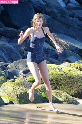 Taylor Swift [ taylor-swift ] - Excuse me for being too forward  but your lips make me wonder what