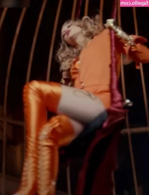 Taylor Swift [ taylor-swift ] - So random thing I ve lost a fair amount of weight and no longer fit
