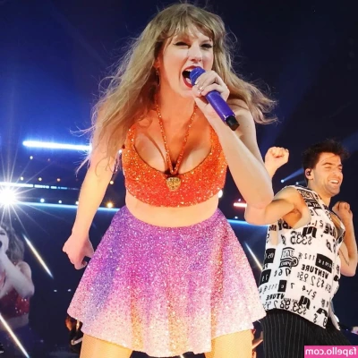 Taylor Swift [ taylor-swift ] - Playing with both holes
