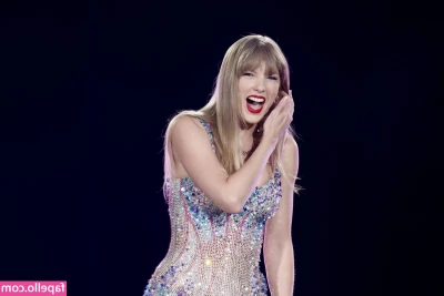 Taylor Swift [ taylor-swift ] - wanna see me stuff all three holes