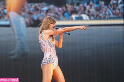 Taylor Swift [ taylor-swift ] - Come watch as I seductively strip for you, slooowly pulling my