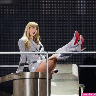 Taylor Swift [ taylor-swift ] - Here s the full Gaspesian Lake set      Philenimage