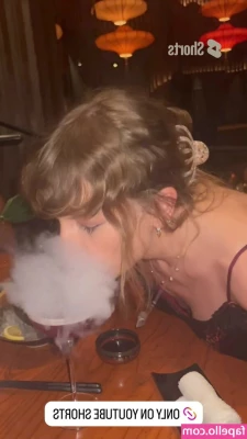 Taylor Swift [ taylor-swift ] - Marido dirigia pela cidade  Enquanto eu fazia companhia pro amigo