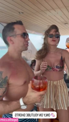 Taylor Swift [ taylor-swift ] - Little trip out this morning xxx