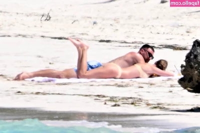 Taylor Swift [ taylor-swift ] - If you look closely you can see my nipples poking out the holes 😜