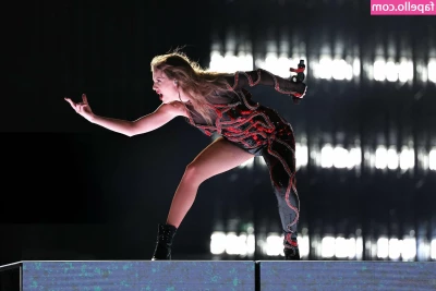 Taylor Swift [ taylor-swift ] - Gee I hope no one in traffic sees my shaved tight pink pussy part 1