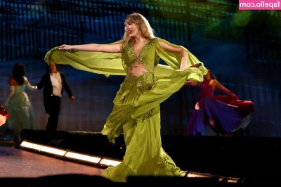 Taylor Swift [ taylor-swift ] - I’m eating a donut in the sun. What are you doing?