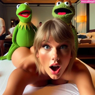 Taylor Swift [ taylor-swift ] - HAPPY FRIDAY  Don t forget to check your DMs  especially if you have
