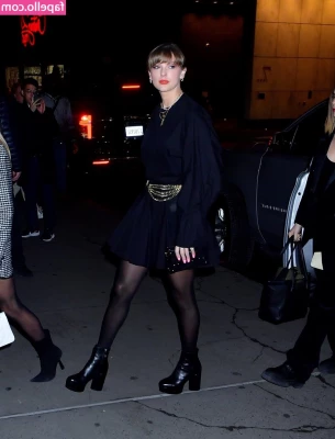 Taylor Swift [ taylor-swift ] - I love finding a hidden office to play with myself for a little bit  