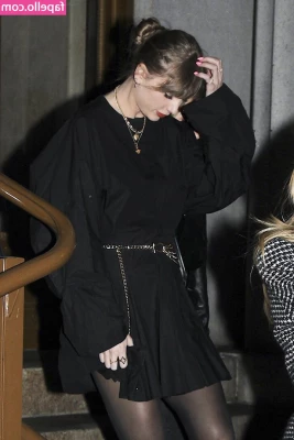 Taylor Swift [ taylor-swift ] - On the surface I (F48) am an ordinary wife and mother, but underneath