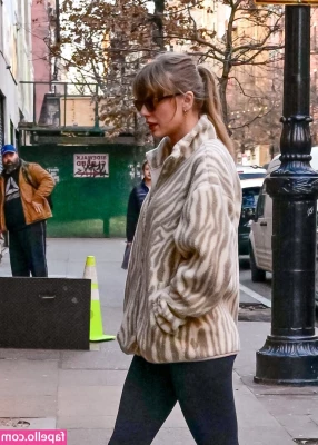 Taylor Swift [ taylor-swift ] - Just a little good morning from me and my favorite shirt