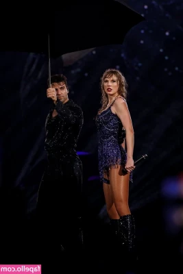 Taylor Swift [ taylor-swift ] - Here s some without clothes