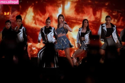 Taylor Swift [ taylor-swift ] - Both of my neighbours were out and wondered what I was doing