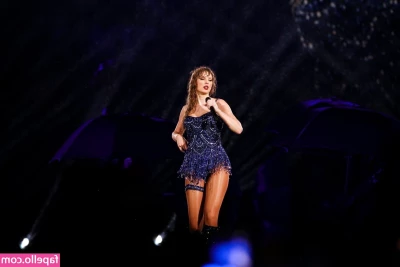 Taylor Swift [ taylor-swift ] - Squirting all over my acrylic chair lol