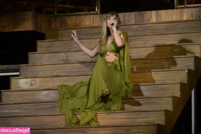 Taylor Swift [ taylor-swift ] - Look for my ALL-NEW INTENSE BOOB WORSHIP VIDEO in your inboxes part 1