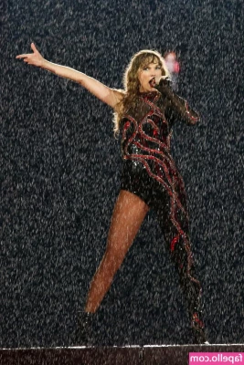 Taylor Swift [ taylor-swift ] - Just poppin on to say hello  I hope you re having a terrific Tittie