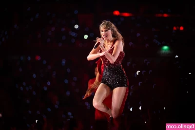 Taylor Swift [ taylor-swift ] - Extra set for today because I was feeling cheeky out on the balcony
