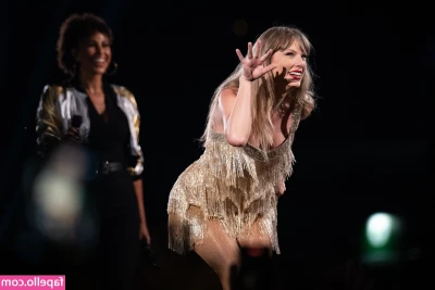 Taylor Swift [ taylor-swift ] - I have a new green and electric pink lingerie set! My favourite photo