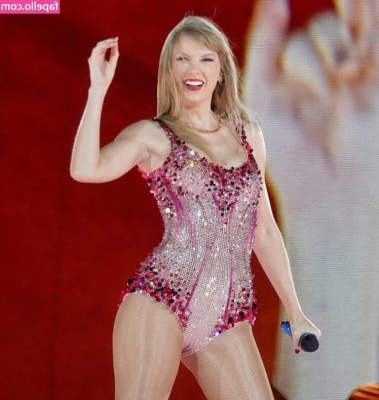 Taylor Swift [ taylor-swift ] - #workshop #old #naked #boots #topless #gloves