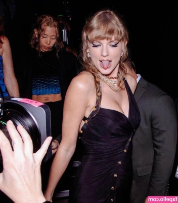 Taylor Swift [ taylor-swift ] - A dude messaged me with what kind of panties do I wear  either really