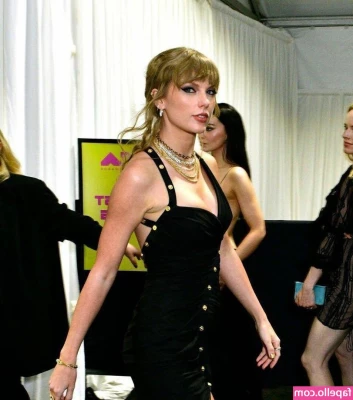 Taylor Swift [ taylor-swift ] - Hello Tenerife