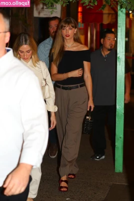 Taylor Swift [ taylor-swift ] - I ordered myself a candy bra & g-string🙊😜