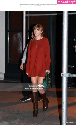 Taylor Swift [ taylor-swift ] - Is it too late for a twerkk it for you Thursday  Fuck it  ill shake