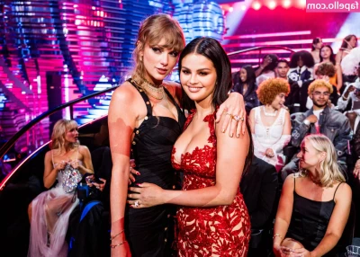 Taylor Swift [ taylor-swift ] - I always find it funny when I forget to crop myself peeking at the