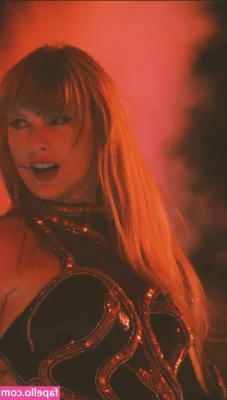 Taylor Swift [ taylor-swift ] - Happy Friday  It s a beautiful fall day out   -henry