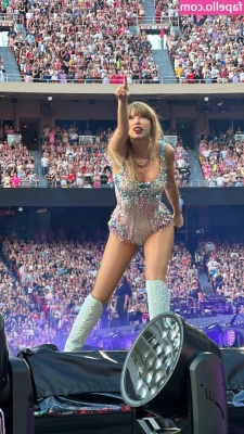 Taylor Swift [ taylor-swift ] - Cheers to Friday 😉 🍑