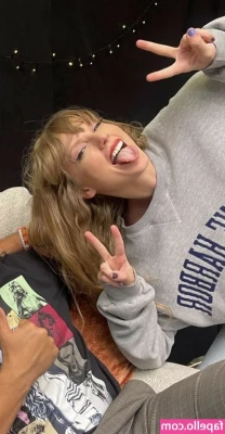 Taylor Swift [ taylor-swift ] - Outdoor naked tanning☀️☀️☀️ ...they say u cant tan naked