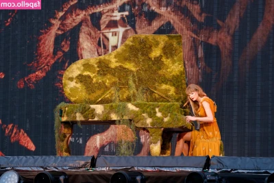 Taylor Swift [ taylor-swift ] - 𝓣𝓱𝓮 𝓵𝓮𝓼𝓼 𝓬𝓵𝓸𝓽𝓱𝓮𝓼 𝓘