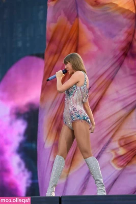 Taylor Swift [ taylor-swift ] - White room art nudes unedited and uncensored  Two of these never