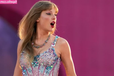 Taylor Swift [ taylor-swift ] - New toy got some use tonight 😘  Also the way I had it set up made