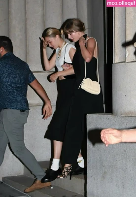 Taylor Swift [ taylor-swift ] - What do you think about my costume for tonight? 🐰💜