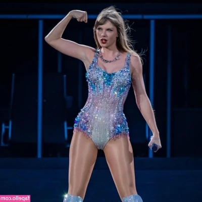 Taylor Swift [ taylor-swift ] - Standard naked, dressing room selfie
