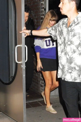 Taylor Swift [ taylor-swift ] - My sexy selfie game 💗   Would you like to take a photo with me?