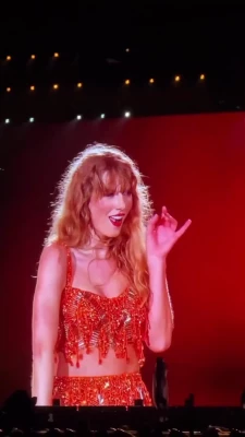 Taylor Swift [ taylor-swift ] - For those who like to see my feet  here you have a nice close up of