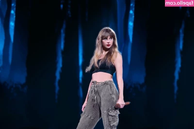 Taylor Swift [ taylor-swift ] - Studio lights out  tits out